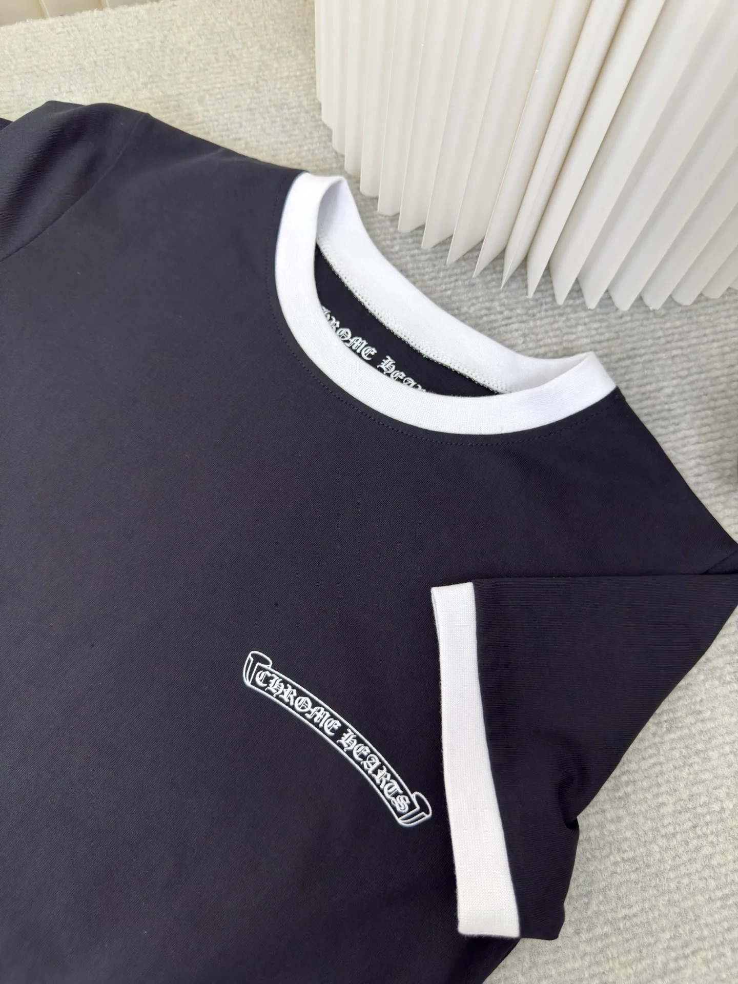 P230 Chrome Hearts Sanskrit Color Blocking Short Sleeves (Women's Wear) Authentic Open Edition - Physical Counter - Top Luxury Quality 🆚 Instant sale of all editions on the market. Custom dyed threads and large body fabrics according to YB. The printing is hand-printed. Contrast color design The upper body effect is excellent. Size S M L